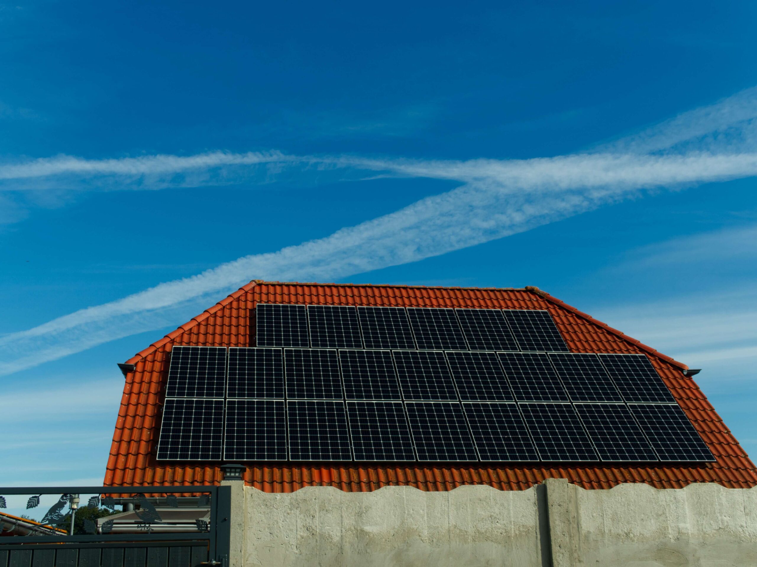 Επιδοτούμενα φωτοβολταϊκά στέγης: «Κάντο όπως με έναν ηλιακό θερμοσίφωνα» – Απόλυτη απλοποίηση στη διαδικασία εγκατάστασης από νοικοκυριά και επιχειρήσεις
